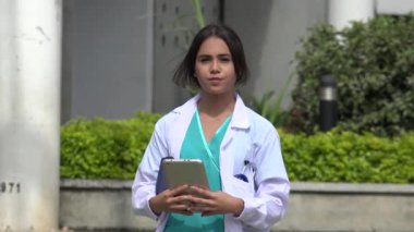 Konuşan kadın tıbbi profesyonel