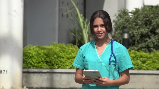 Счастливая медсестра с таблеткой — стоковое видео
