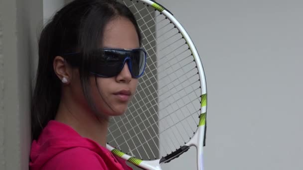 サングラスを身に着けている若い女性のテニス プレーヤー — ストック動画