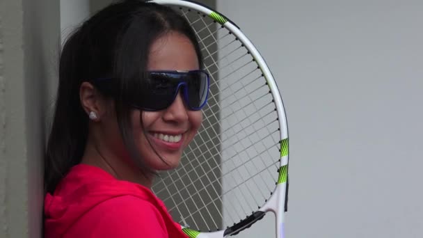 Sorrindo jogadora de tênis feminina vestindo óculos de sol — Vídeo de Stock