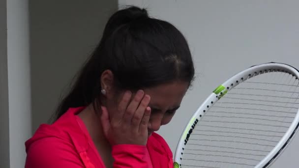 Triste jugador de tenis femenino — Vídeo de stock