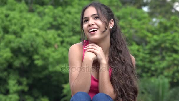 Hispanische weibliche Teenager in der Liebe — Stockvideo