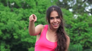 Kadın Teen konuşuyor ve açıklayan