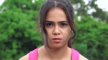 Ciddi İspanyol kadın Teen