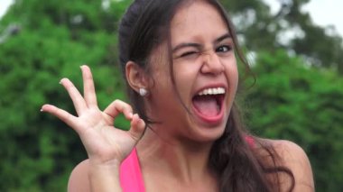 Kadın Teen Tamam göz kırpıyor