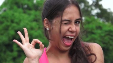 Kadın genç göz kırpıyor ve Tamam işareti