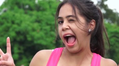 Kadın genç göz kırpıyor