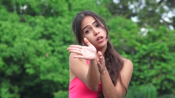 Spansktalande kvinnliga tonåring ger anvisningar — Stockvideo