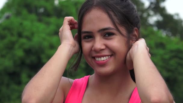 Hübsche weibliche hispanische Teenager — Stockvideo
