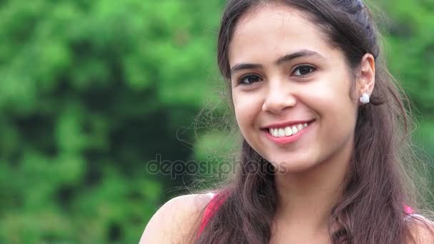 Dość uśmiechający się kobieta Dziewczyna Nastolatka — Wideo stockowe