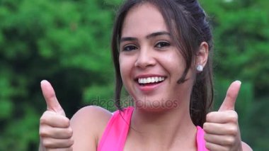 Kadın genç başparmak yukarıya