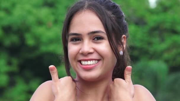 Feliz feminino teen polegares para cima — Vídeo de Stock