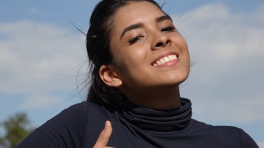 Başparmak yukarıya ile azınlık erkek