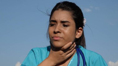 Boğaz ağrısı ile genç kız