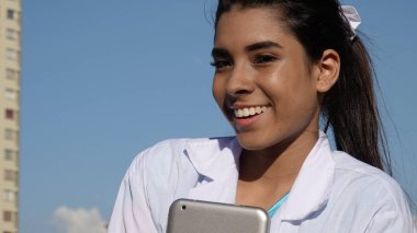 Genç Genç mutlu hemşire