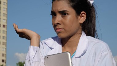 Erkek genç hemşire ve karışıklık