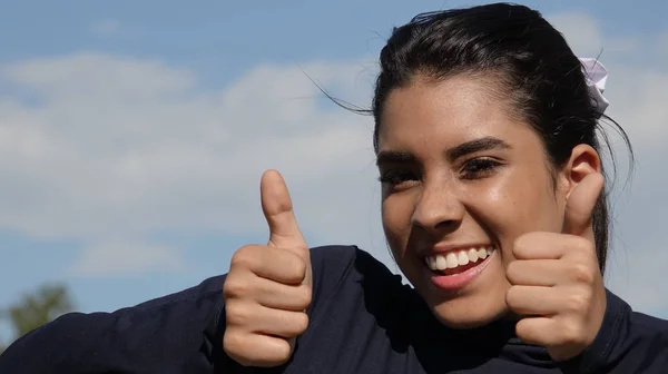 Menina bonita com polegares para cima — Fotografia de Stock