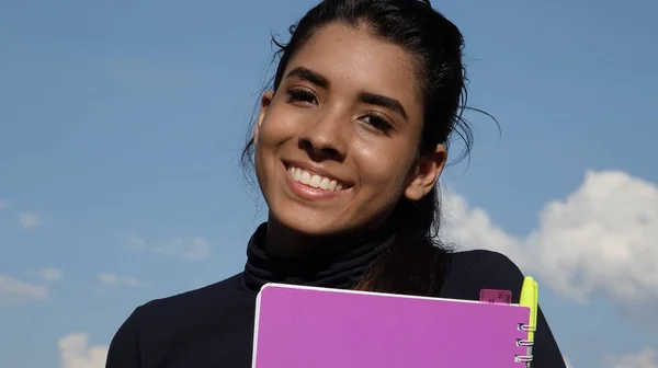 Estudiante latina joven sonriendo —  Fotos de Stock