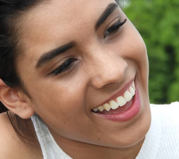 Spanyol női tinédzser a mosolygó arc — Stock Fotó