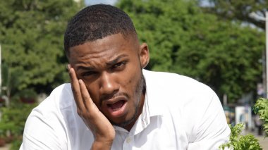 Uykulu yakışıklı kişi