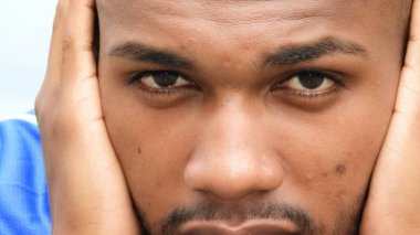 Sessiz sakallı kişi