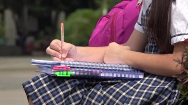 Kadın çocuk öğrenci yazma