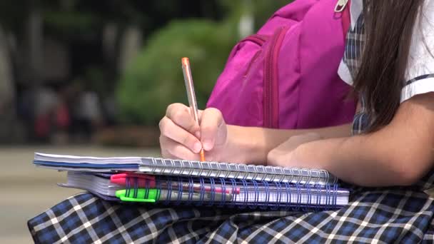 Estudiante escribiendo en cuaderno — Vídeo de stock