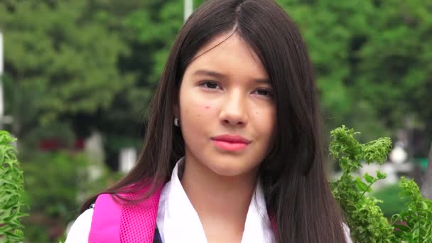 Kacsintó Latina diáklány — Stock videók