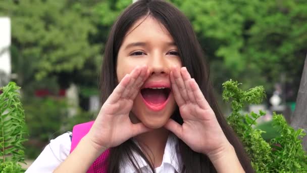 Minoría estudiante femenina gritando — Vídeos de Stock