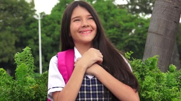 カトリックの女の子は希望に満ちた学生 — ストック動画