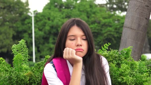Szomorú diáklány — Stock videók
