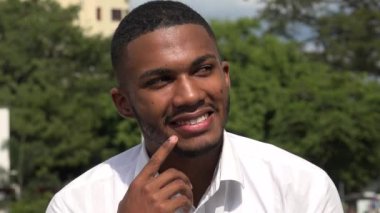 Siyah yetişkin erkek düşünme