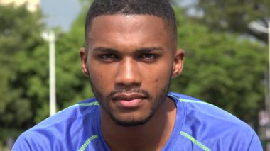 Ciddi siyah erkek atlet