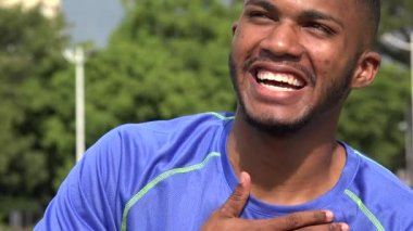 Mutlu siyah erkek atlet