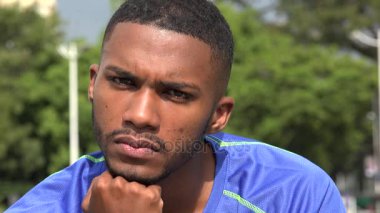 Siyah erkek atlet düşünme karıştı