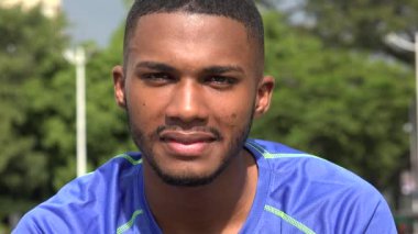 Siyah erkek atlet ciddi ve mutlu duygular