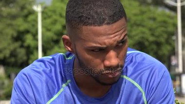 Mutsuz siyah erkek atlet