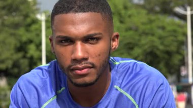 Ürküyor siyah erkek atlet