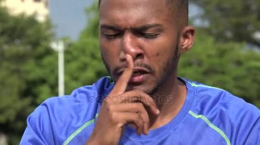 Alerji ve hasta siyah erkek atlet
