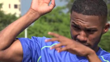 Rahatsız rahatsız siyah erkek atlet