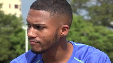 Karışık siyah erkek atlet vurguladı