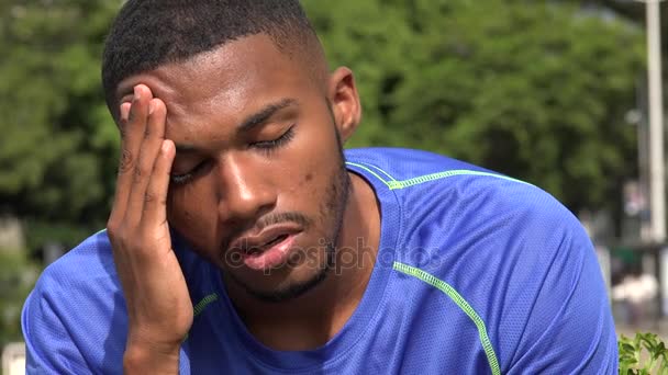 疲倦的黑人男性运动员 — 图库视频影像