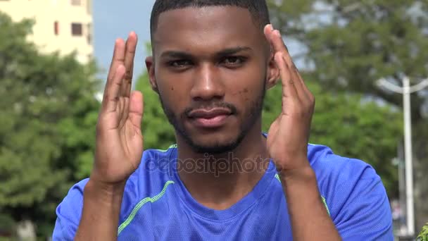 Atleta masculino negro grande y pequeño — Vídeo de stock