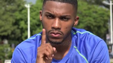 Siyah erkek atlet ve anlaşmazlık