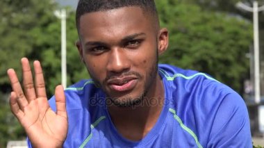 Merhaba Hoşça kal sallayarak siyah erkek atlet