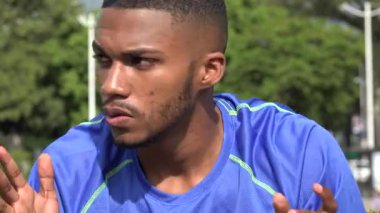 Yolunu kaybetmiş veya karışık siyah erkek atlet