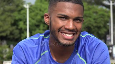 Gülümseyen siyah erkek atlet