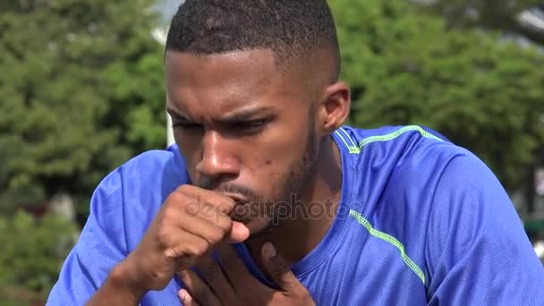 Atleta masculino negro tosiendo — Vídeos de Stock