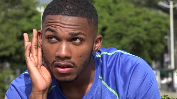 Dinleme ve işitme siyah erkek atlet — Stok video