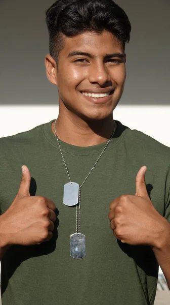 Hombre guapo soldado con pulgares hacia arriba — Foto de Stock